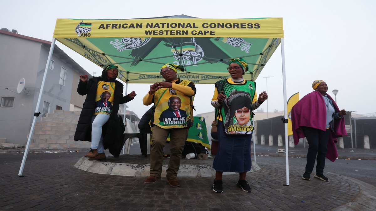 여론조사: ANC 지지율은 선거일로부터 42%로 감소 여론조사: ANC 지지율은 선거일로부터 42%로 감소