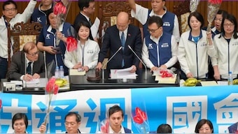 During Tuesday's protracted session, party MPs tossed paper aircraft at the KMT, while the DPP draped banners that said, "oppose expanding power, support Taiwan" surrounding the main chamber of parliament