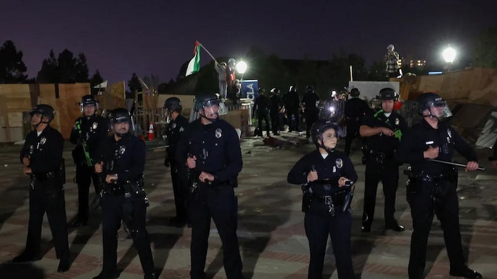 In pre-dawn action, hundreds of policemen enter UCLA to quell massive students' protest