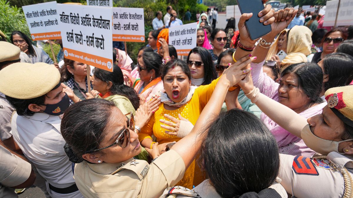 Swati Maliwal assault case: BJP women workers stage protest near CM Kejriwal's residence Swati Maliwal assault case: BJP women workers stage protest near CM Kejriwal's residence