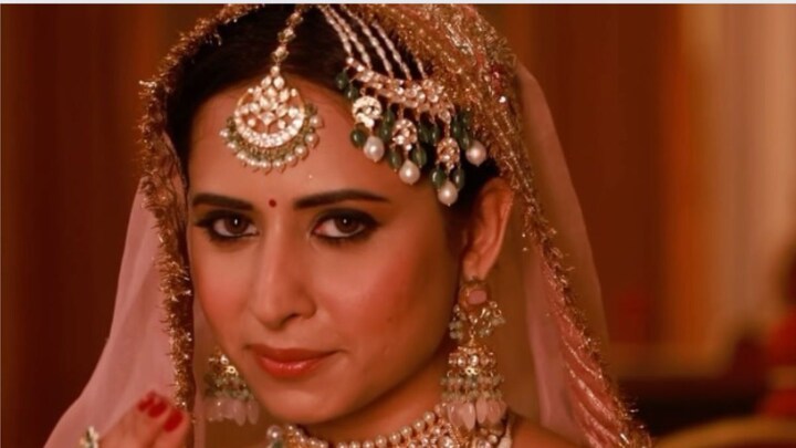 WATCH: Sargun Mehta aces Netflix's 'Heeramandi' look, mesmerising fans a golden and red attire