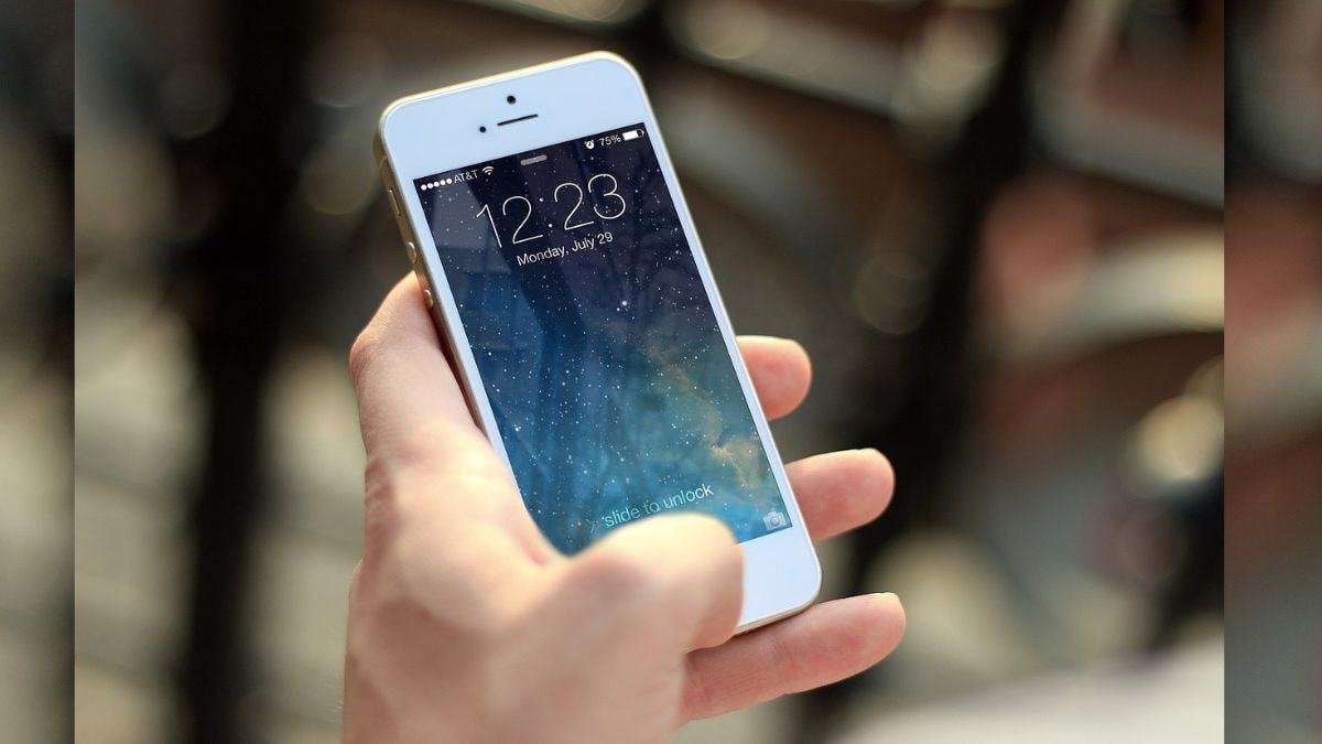 What’s ‘iPhone finger’ and is it harmful? – Firstpost