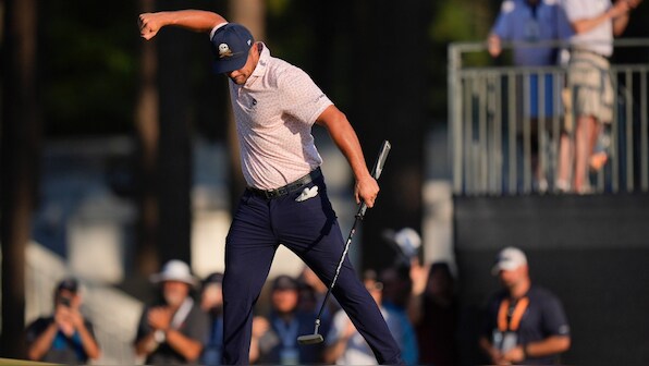  Bryson DeChambeau leads by three strokes after birdie spree