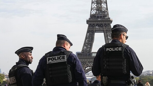  Men released after suspicion of 'psychological violence' at Eiffel Tower