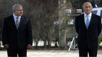 Benjamin Netanyahu (L) and Ehud Olmert at a ceremony marking the transfer of prime ministerial power, at the President’s Residence in Jerusalem on April 1, 2009. Source: File Image / AP