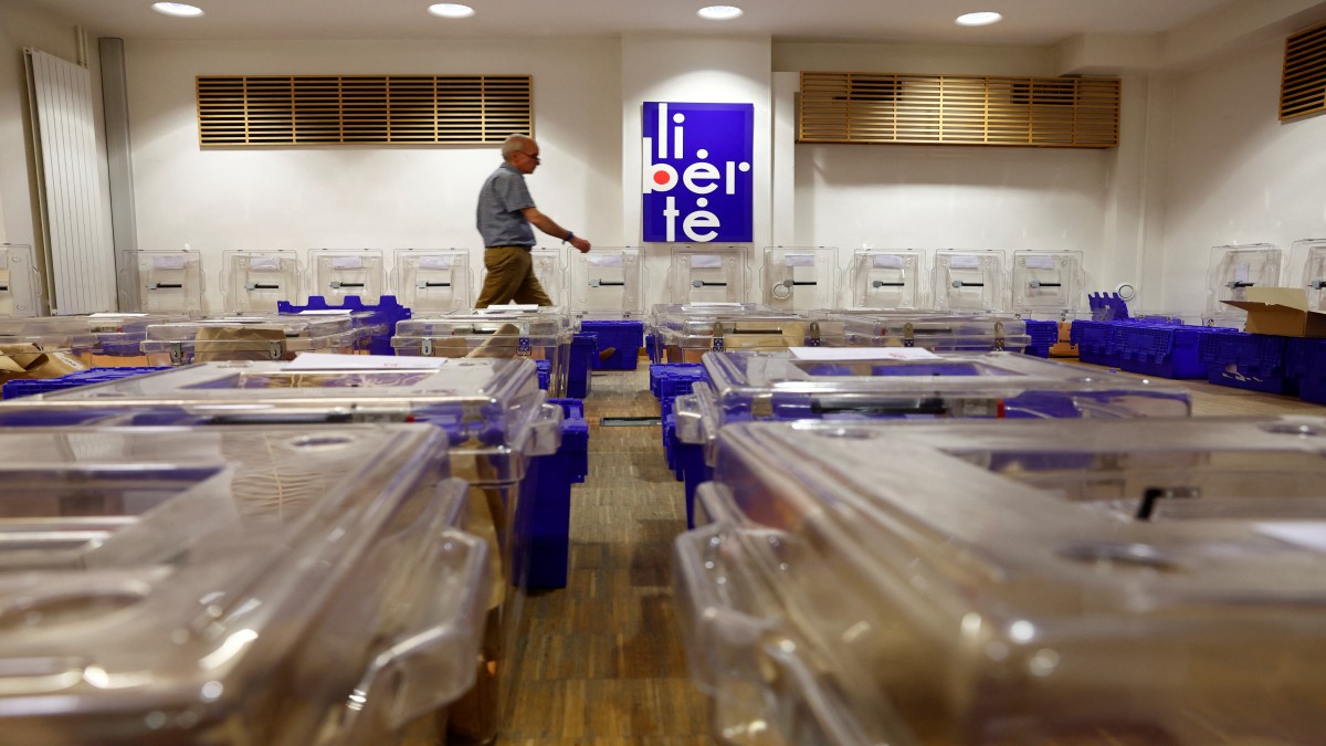 France votes in high stakes snap polls, far-right party eyes historic victory France votes in high stakes snap polls, far-right party eyes historic victory