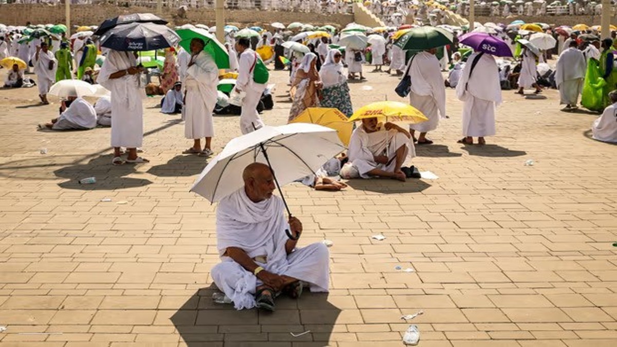 Mecca’s heat claims pilgrims’ lives as Hajj coincides with scorching summers of Arabia Mecca’s heat claims pilgrims’ lives as Hajj coincides with scorching summers of Arabia