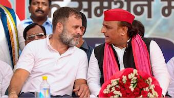 Patna: Congress leader Rahul Gandhi with Samajwadi Party leader Akhilesh Yadav. 