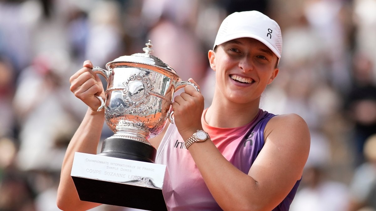 Iga Swiatek wins French Open for third straight year, clinches fifth