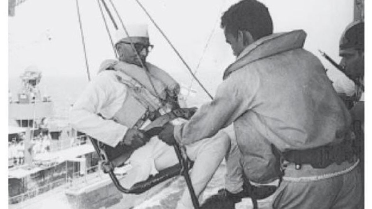 Former Prime Minister Morarji Desai crossing by jackstay on February 1979. Inage courtesy Indian Navy Former Prime Minister Morarji Desai crossing by jackstay on February 1979. Inage courtesy Indian Navy