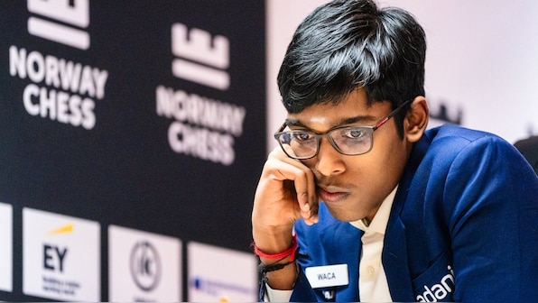  R Praggnanandhaa loses to Magnus Carlsen in eighth round