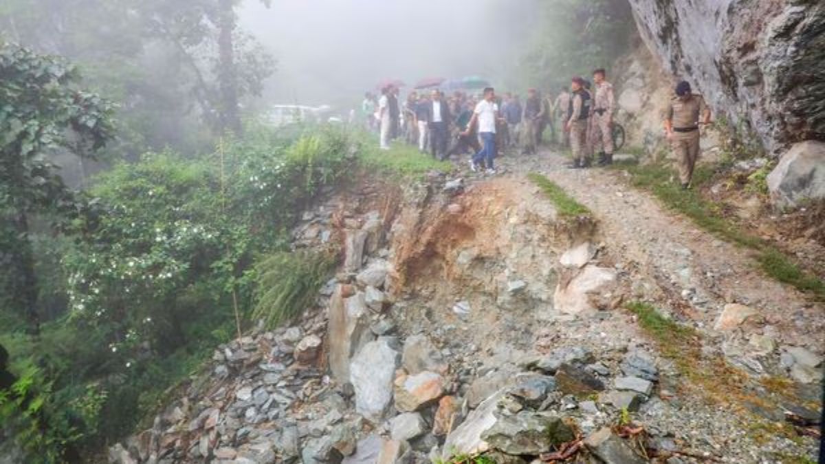 79 tourists evacuated from Sikkim's landslides-hit Lachung; over 1,000 still stranded 79 tourists evacuated from Sikkim's landslides-hit Lachung; over 1,000 still stranded