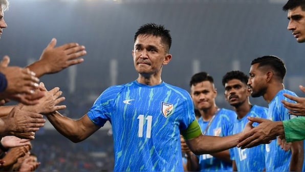 Watch: Sunil Chhetri breaks down as India teammates give him guard of honour after farewell game – Firstpost