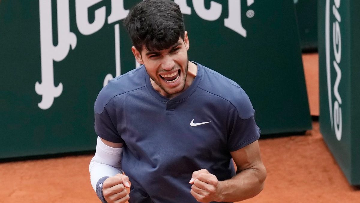 French Open: Alcaraz Sets Up Quarter-finals With Tsitsipas, Swiatek ...