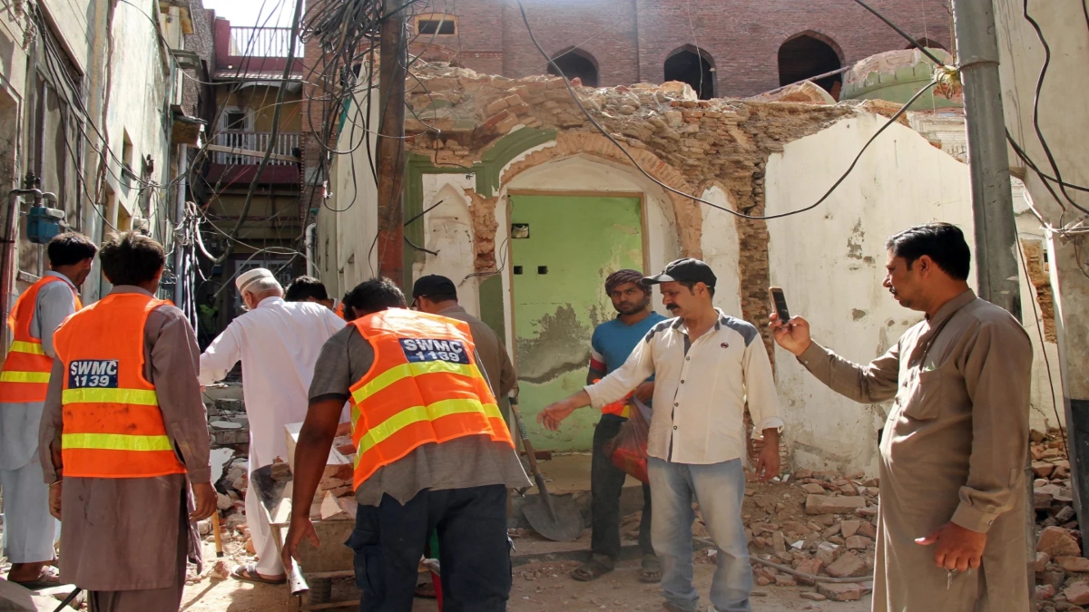 Pakistani volunteers collect debris from an Ahmadi mosque demolished by an angry mob, in the eastern city of Sialkot. Source: File Image / AP   Pakistani volunteers collect debris from an Ahmadi mosque demolished by an angry mob, in the eastern city of Sialkot. Source: File Image / AP