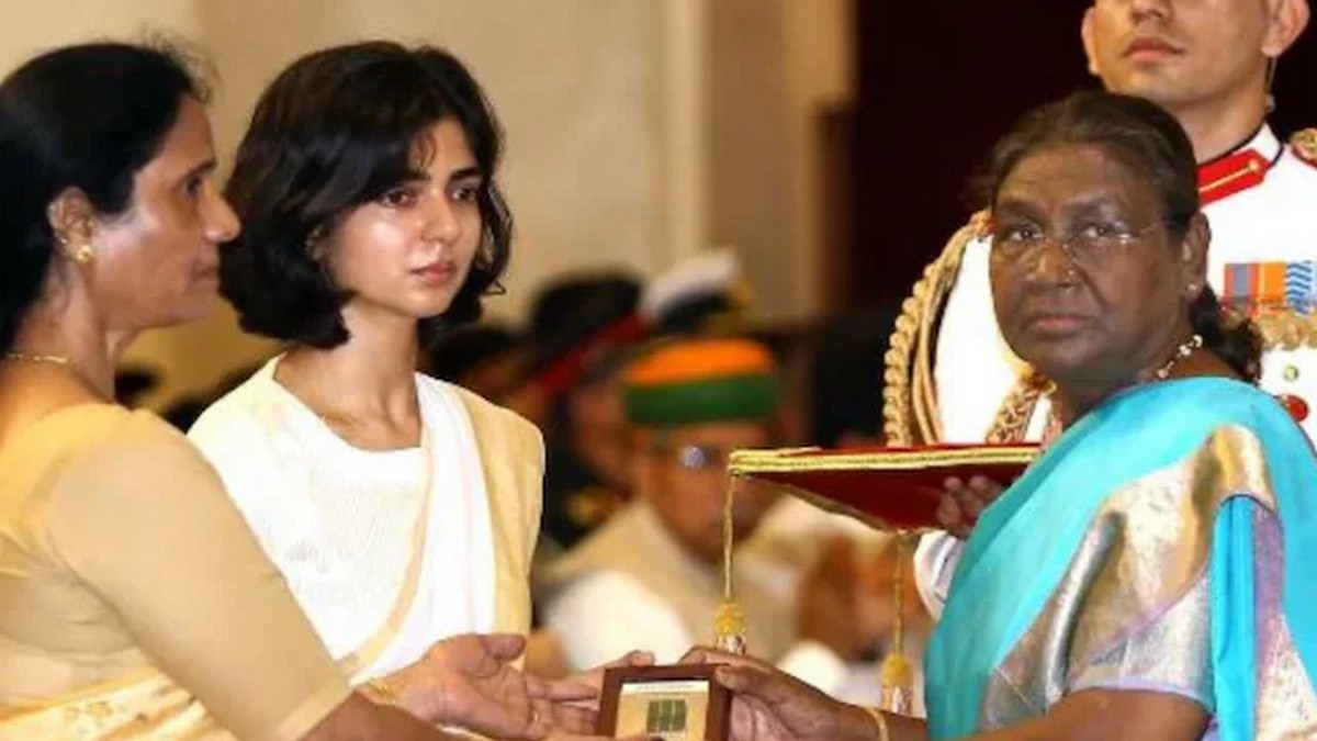 The remarks were made on a photograph of Singh at Rashtrapati Bhavan, where she was accepting an award on behalf of her late husband. News18 The remarks were made on a photograph of Singh at Rashtrapati Bhavan, where she was accepting an award on behalf of her late husband. News18