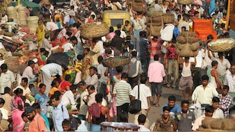 People crowd at a wholesale vegetable market in Kolkata April 1, 2011. Reuters