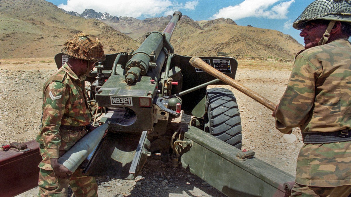 In this photo from PTI archives, Indian army soldiers are seen with the Bofors gun during the Kargil War, in July 1999. File images/ PTI Photo In this photo from PTI archives, Indian army soldiers are seen with the Bofors gun during the Kargil War, in July 1999. File images/ PTI Photo
