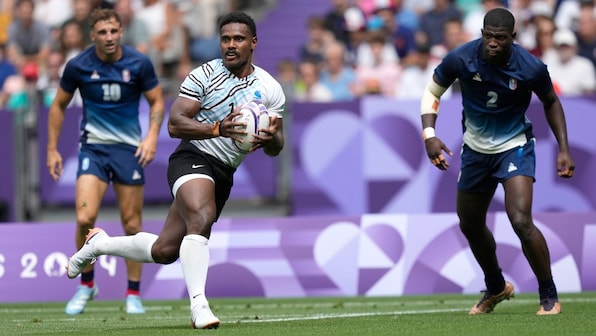  Defending champions Fiji defeat hosts France 19-12 in men's rugby sevens