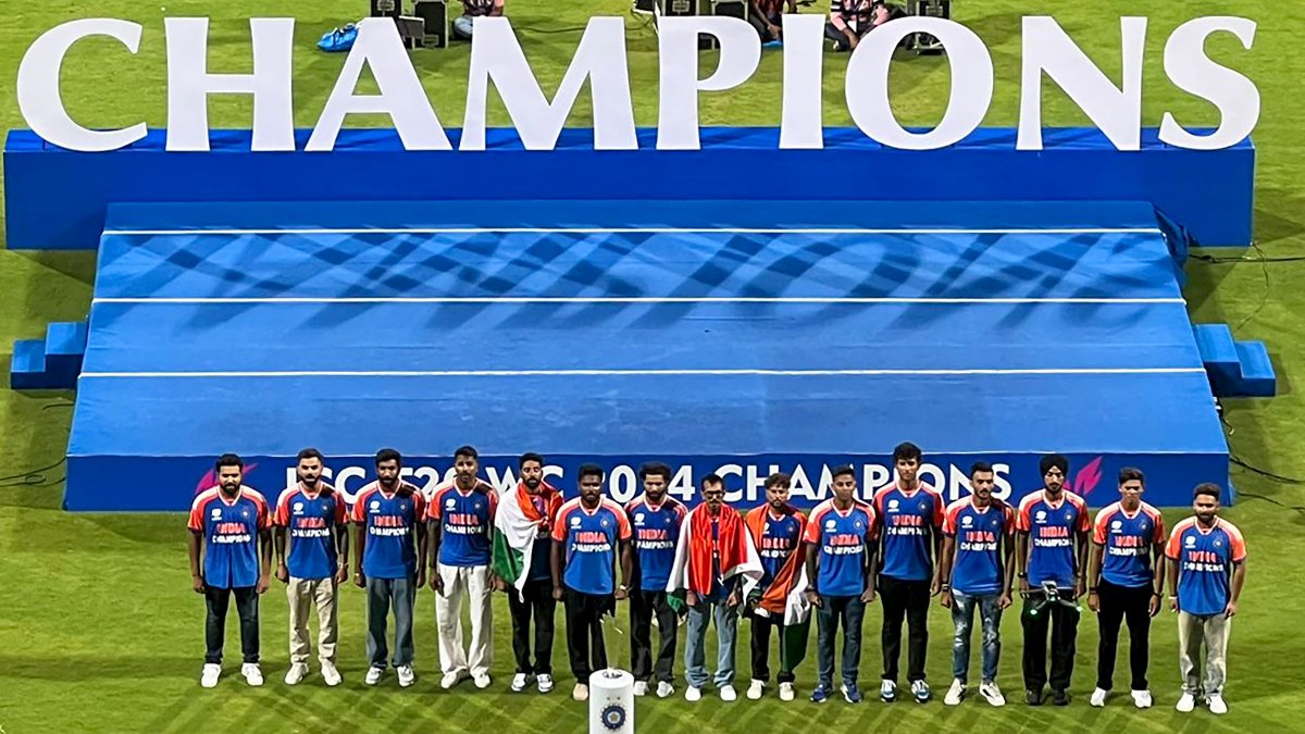 Team India victory parade Highlights: BCCI hands over Rs 125 crore cheque to Indian cricket team Team India victory parade Highlights: BCCI hands over Rs 125 crore cheque to Indian cricket team