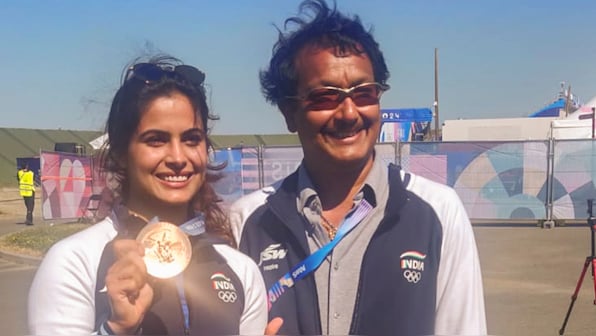  Chanting Gita and picking ‘that’ one face in the crowd gets a calm Manu Bhaker the medal