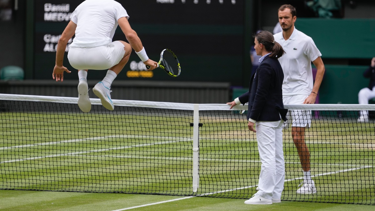 Watch: Daniil Medvedev calls umpire 'small cat' in Wimbledon rant, gets unsportsmanlike conduct warning Watch: Daniil Medvedev calls umpire 'small cat' in Wimbledon rant, gets unsportsmanlike conduct warning