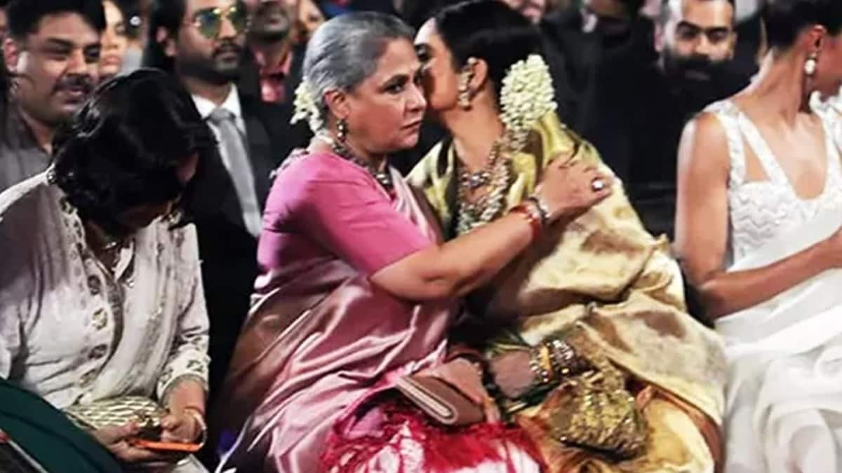 Flashback Friday: When Rekha & Jaya Bachchan Shared A Warm Hug After ...