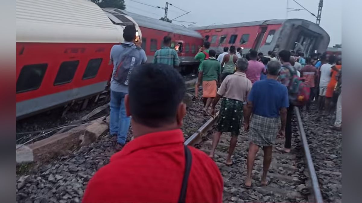 Train derailment in Jharkhand: 2 killed, 20 injured as Mumbai-Howrah Mail's 18 Coaches go off track, Train derailment in Jharkhand: 2 killed, 20 injured as Mumbai-Howrah Mail's 18 Coaches go off track,