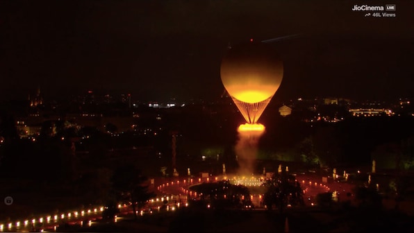  Ceremony concludes with lighting of hot-air balloon cauldron