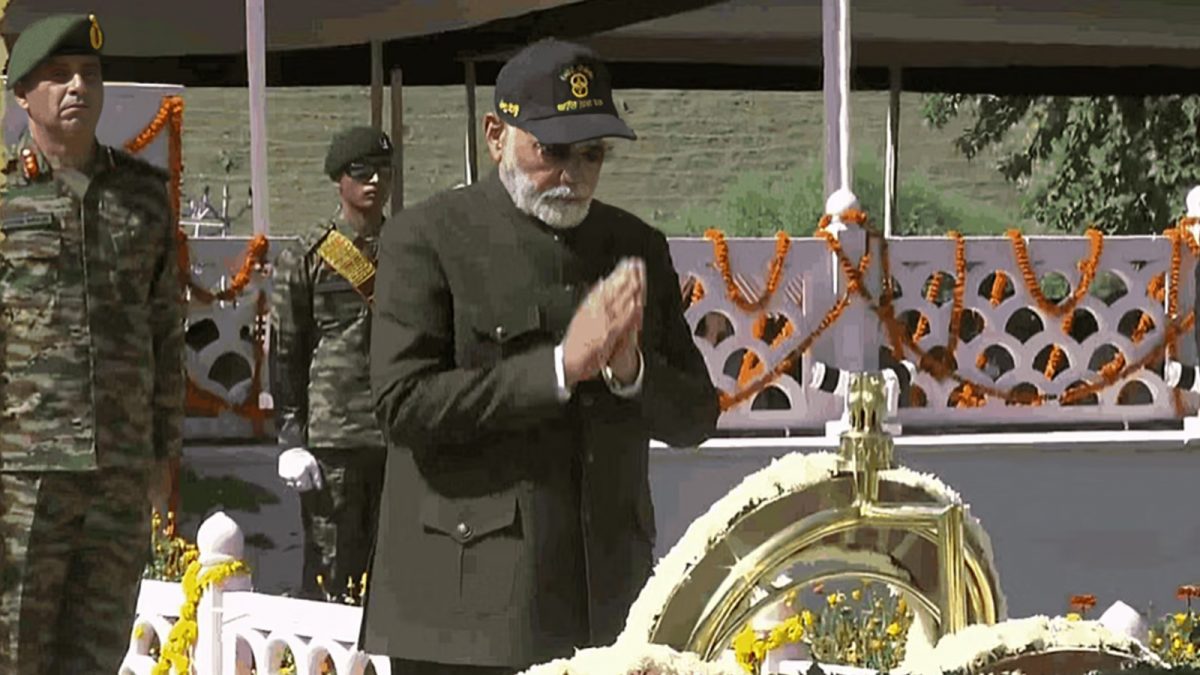 Prime Minister Narendra Modi pays tributes to the soldiers who lost their lives in the 1999 Kargil War. Source: Screengrab. Prime Minister Narendra Modi pays tributes to the soldiers who lost their lives in the 1999 Kargil War. Source: Screengrab.