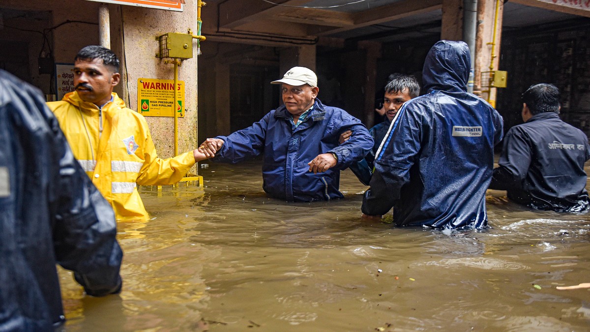 Maha Mess: How rains have brought life to a standstill in Mumbai, Pune Maha Mess: How rains have brought life to a standstill in Mumbai, Pune