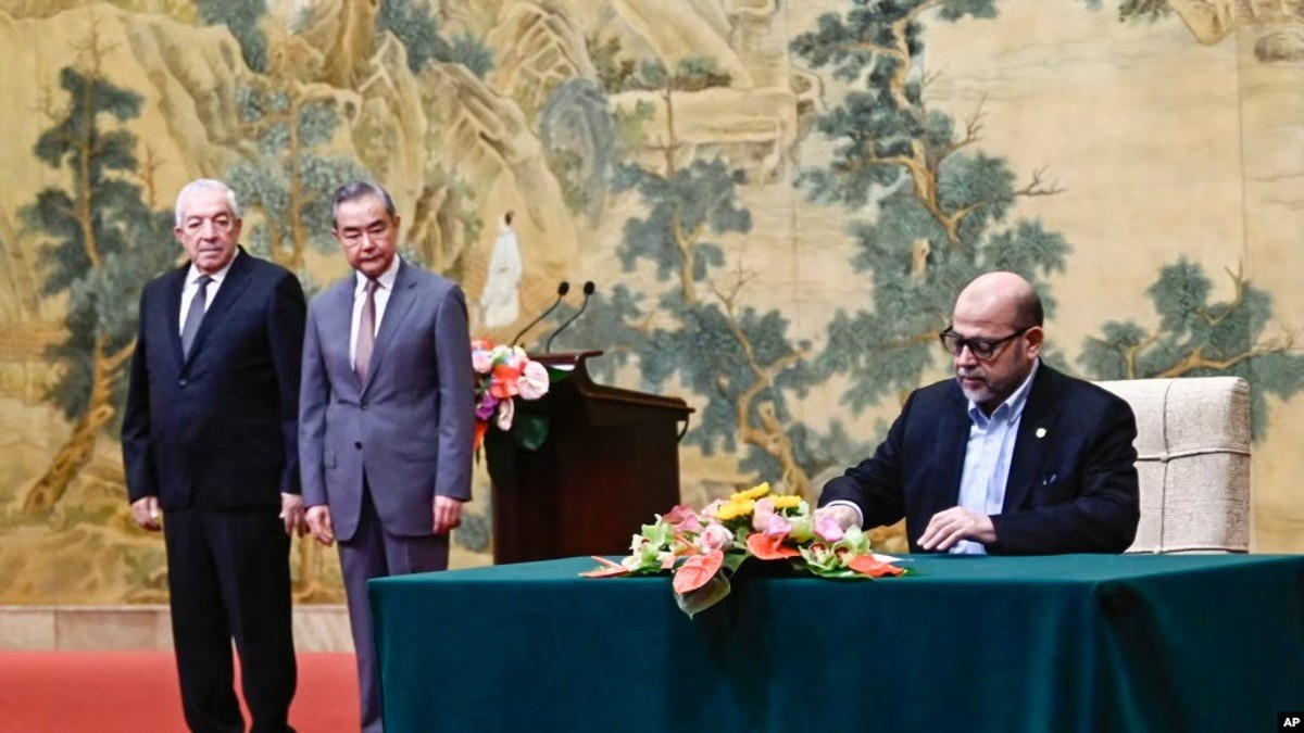 Senior member of Hamas, Mussa Abu Marzuk, right, signs a document as Chinese Foreign Minister Wang Yi, second left, and Vice Chairman of Fatah Mahmoud al-Aloul look on, at Diaoyutai State Guesthouse, Beijing, July 23, 2024. AP Senior member of Hamas, Mussa Abu Marzuk, right, signs a document as Chinese Foreign Minister Wang Yi, second left, and Vice Chairman of Fatah Mahmoud al-Aloul look on, at Diaoyutai State Guesthouse, Beijing, July 23, 2024. AP