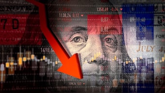 Major Wall Street indices dipped in the red in response to global markets. Agencies