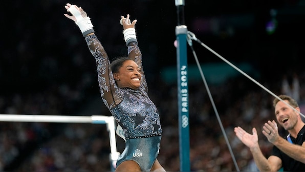  Simone Biles makes grand return as USA seize lead in gymnastics qualifying