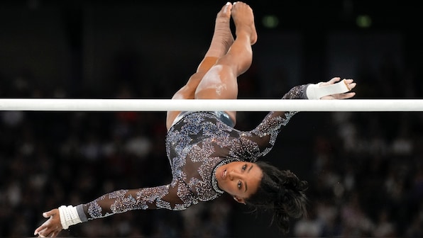  Biles leads US team gymnastics final, Ledecky returns to pool, heat warning issued