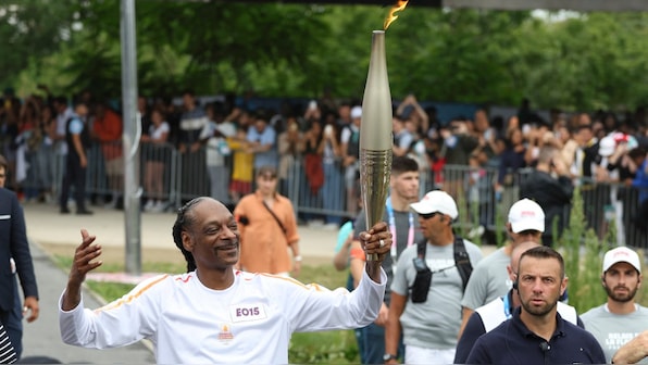  Snoop Dogg stars as flame sails into Paris for opening ceremony