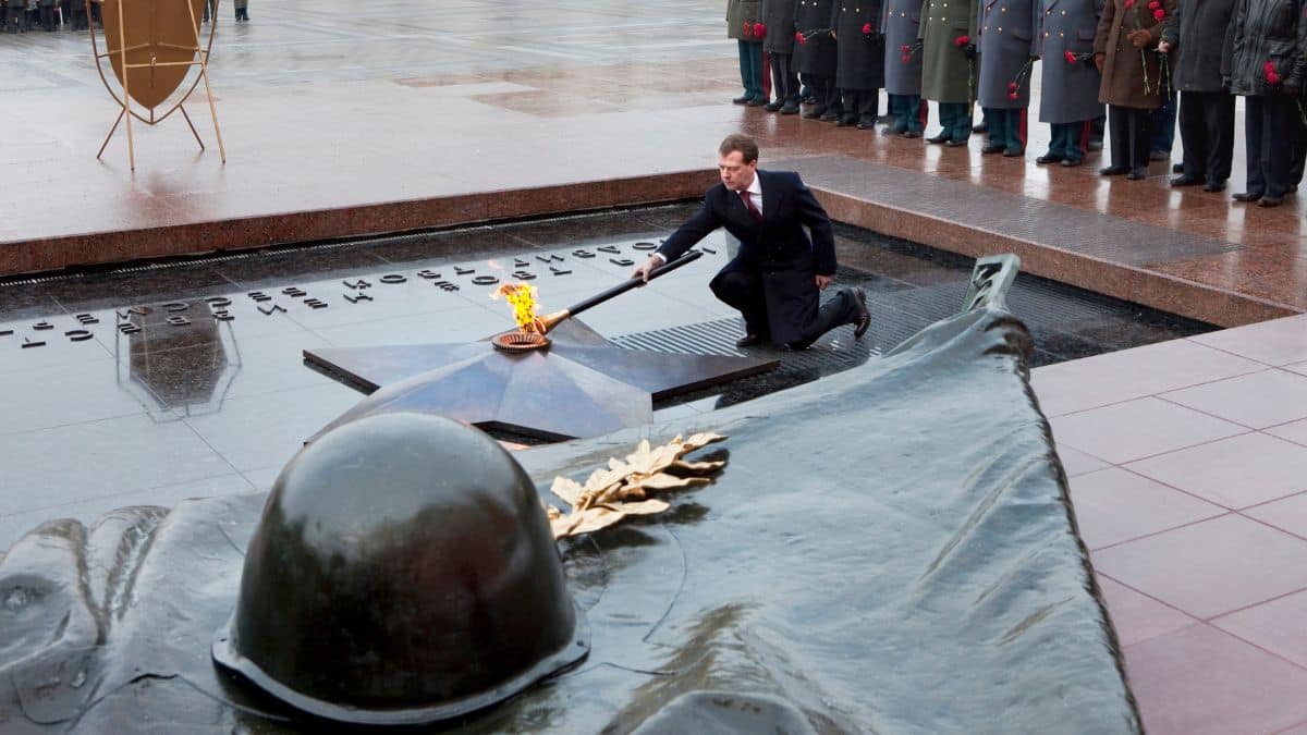 Then-Russian President Dmitry Medvedev lights up the eternal flame in the centre of Moscow at the Tomb of the Unknown Soldier, February 23, 2010. File Image/Reuters