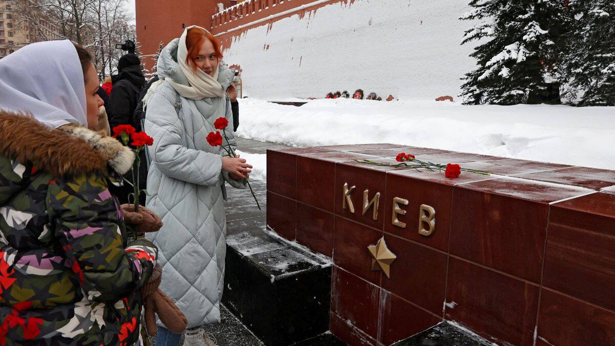 Maria Andreeva (L), whose husband was mobilised in October 2022 to join the Russian armed forces involved in a military campaign in Ukraine, lays flowers at the Tomb of the Unknown Soldier by the Kremlin wall along with other members of Russian women's movement 