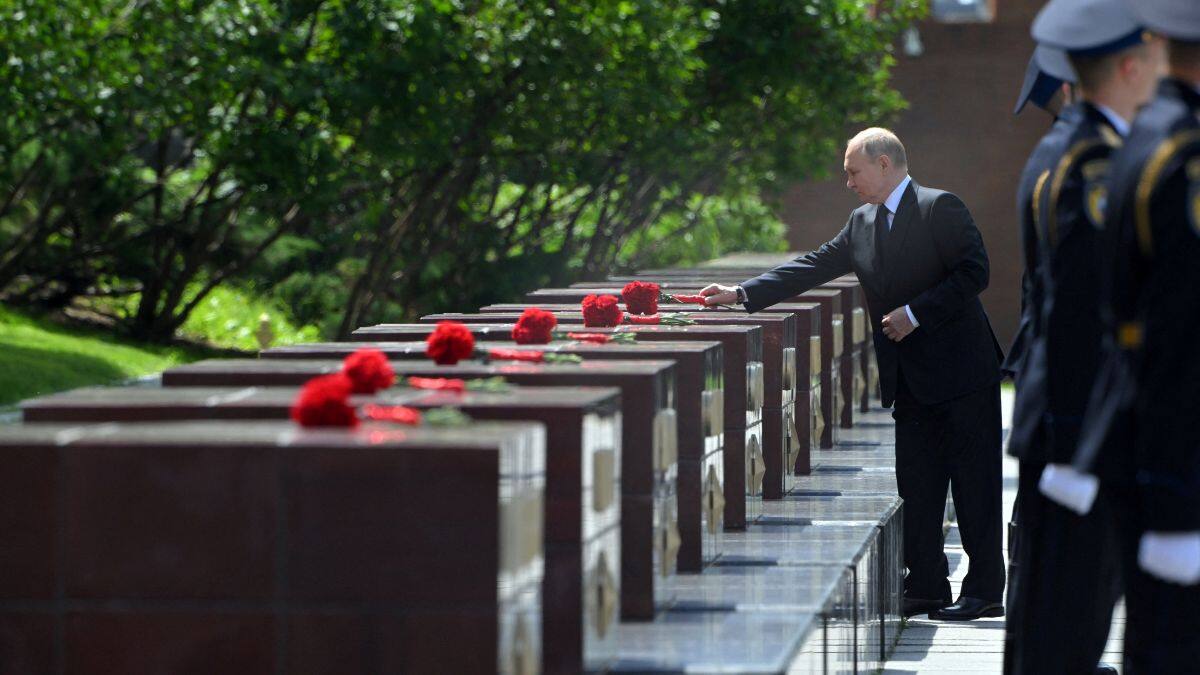 Russian President Vladimir Putin attends a wreath-laying ceremony marking the anniversary of the Nazi German invasion into Soviet Union in World War Two, on the Remembrance and Sorrow Day at the Tomb of the Unknown Soldier by the Kremlin wall in Moscow, Russia June 22, 2024. File Image/Reuters