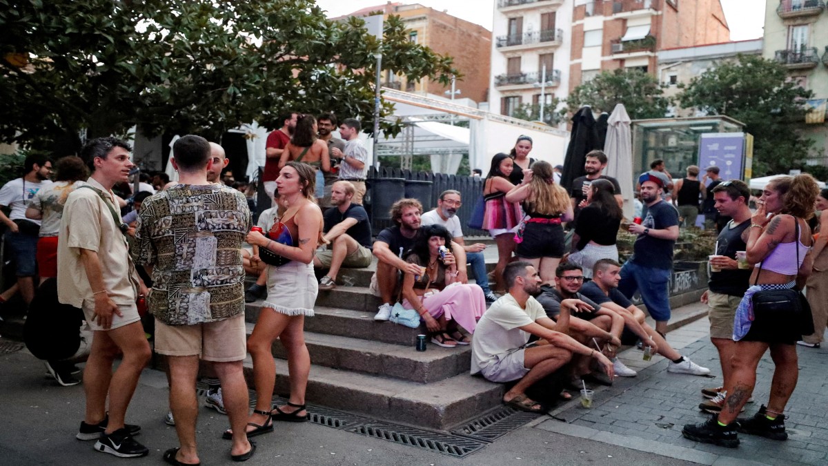 Tourists and residents drink on a street in Gracia neighbourhood during a heatwave of the summer, in Barcelona, Spain. Reuters File Tourists and residents drink on a street in Gracia neighbourhood during a heatwave of the summer, in Barcelona, Spain. Reuters File