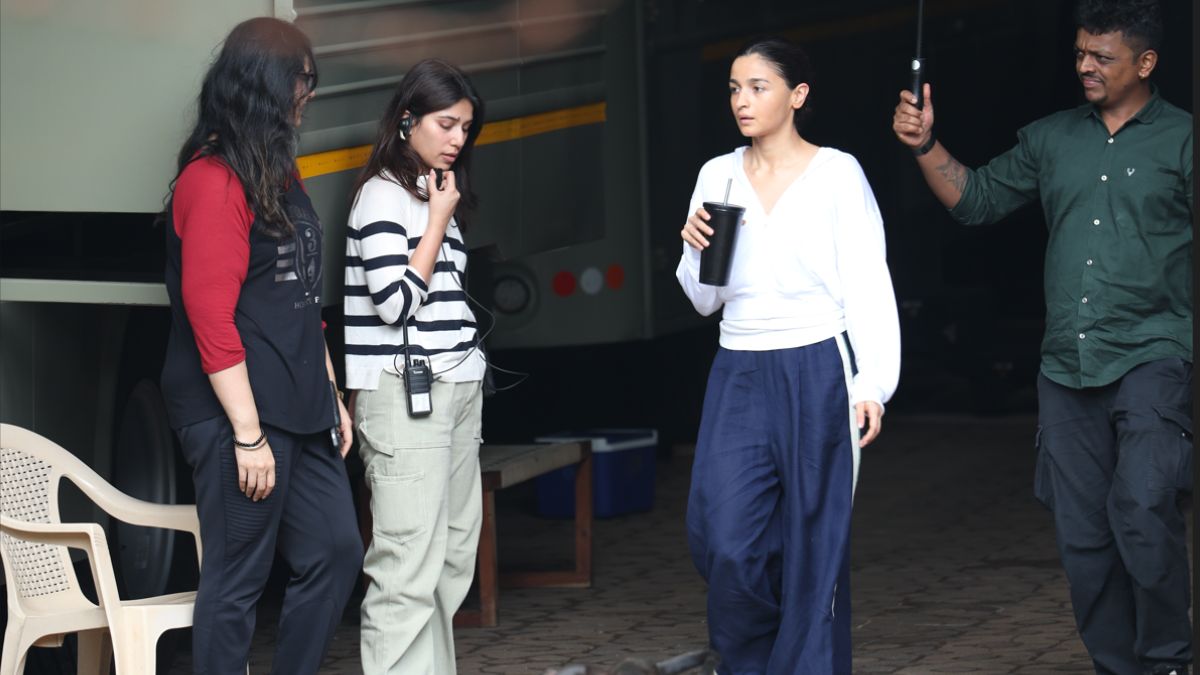 WATCH: 'Alpha' Alia Bhatt snapped shooting for her YRF Spy Universe film! WATCH: 'Alpha' Alia Bhatt snapped shooting for her YRF Spy Universe film!