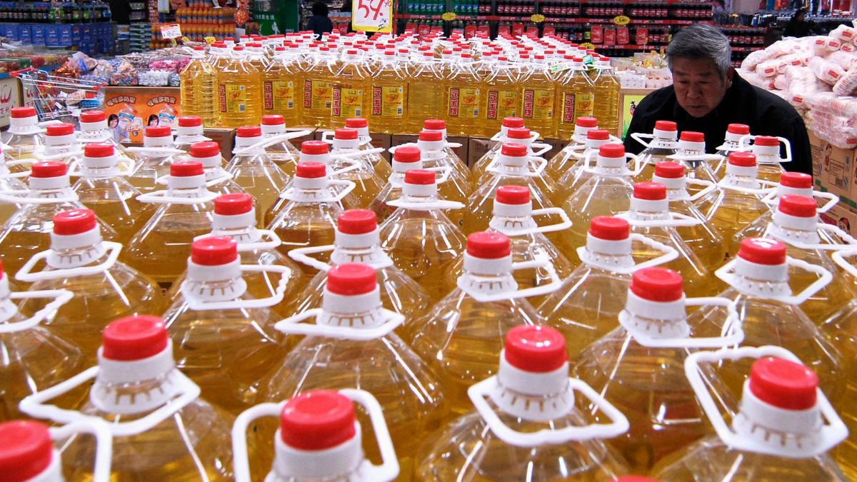 A customer looks at bottles of edible oil at a supermarket in Xiangfan, Hubei province January 24, 2008. The transportation of cooking oil in the same truck used to carry chemicals has caused uproar in the country. File Photo/Reuters A customer looks at bottles of edible oil at a supermarket in Xiangfan, Hubei province January 24, 2008. The transportation of cooking oil in the same truck used to carry chemicals has caused uproar in the country. File Photo/Reuters