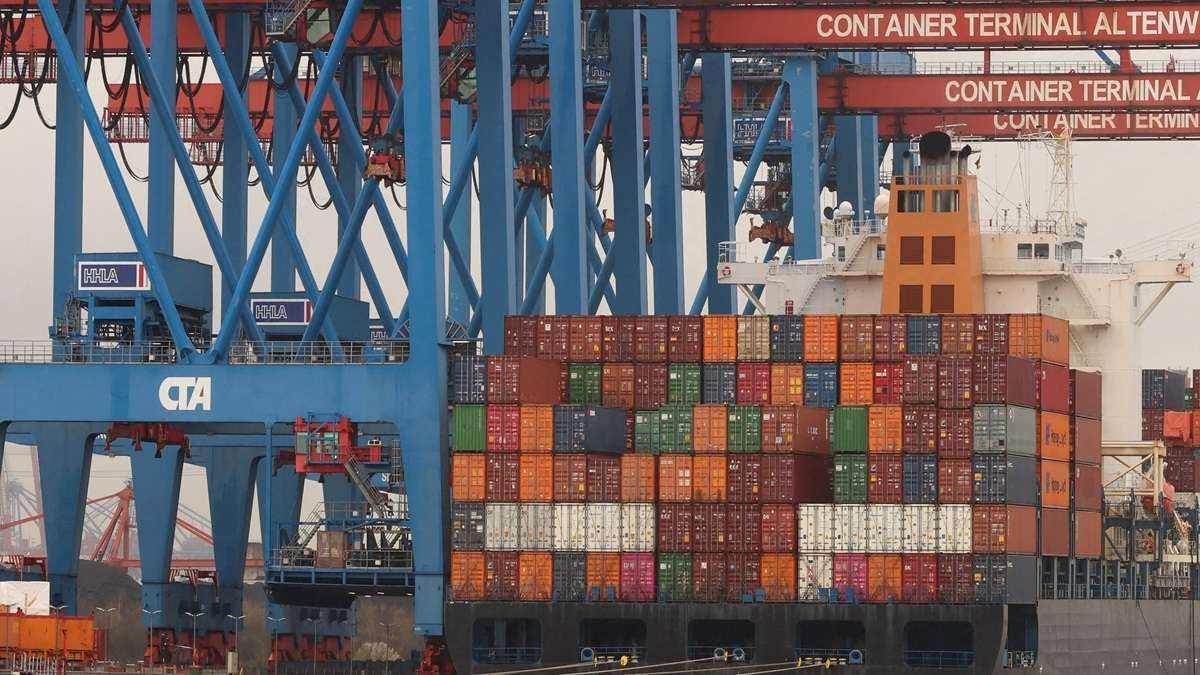 Indian ship carrying 150 tonnes of food reaches Maldives to ease import costs Indian ship carrying 150 tonnes of food reaches Maldives to ease import costs