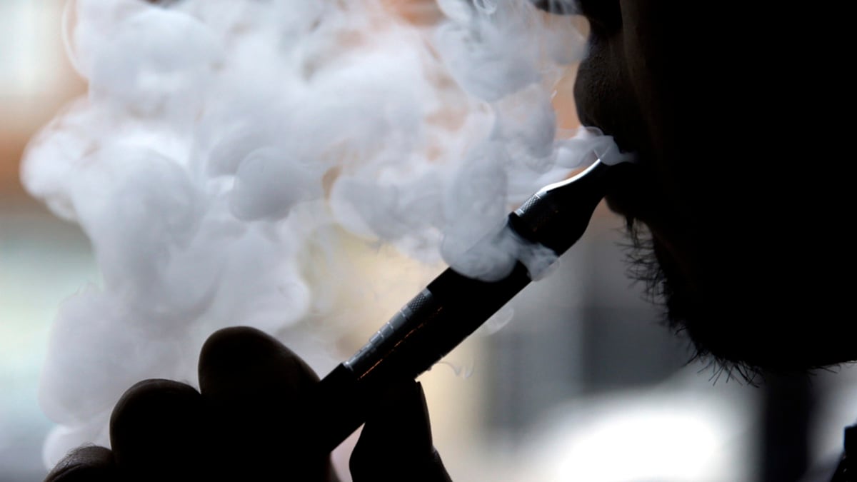 England mulls to ban vaping outside schools and hospitals in a bid to safeguard children