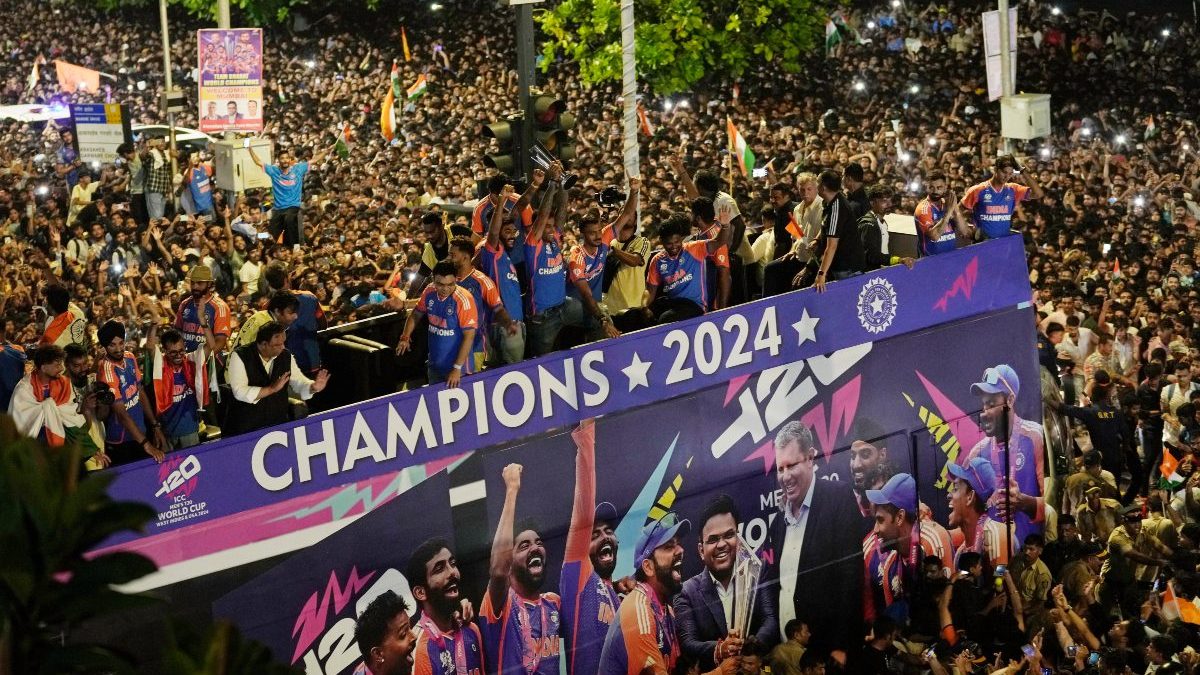 Fans faint, several injured as lakhs turn up to attend in Team India's T20 World Cup victory parade Fans faint, several injured as lakhs turn up to attend in Team India's T20 World Cup victory parade