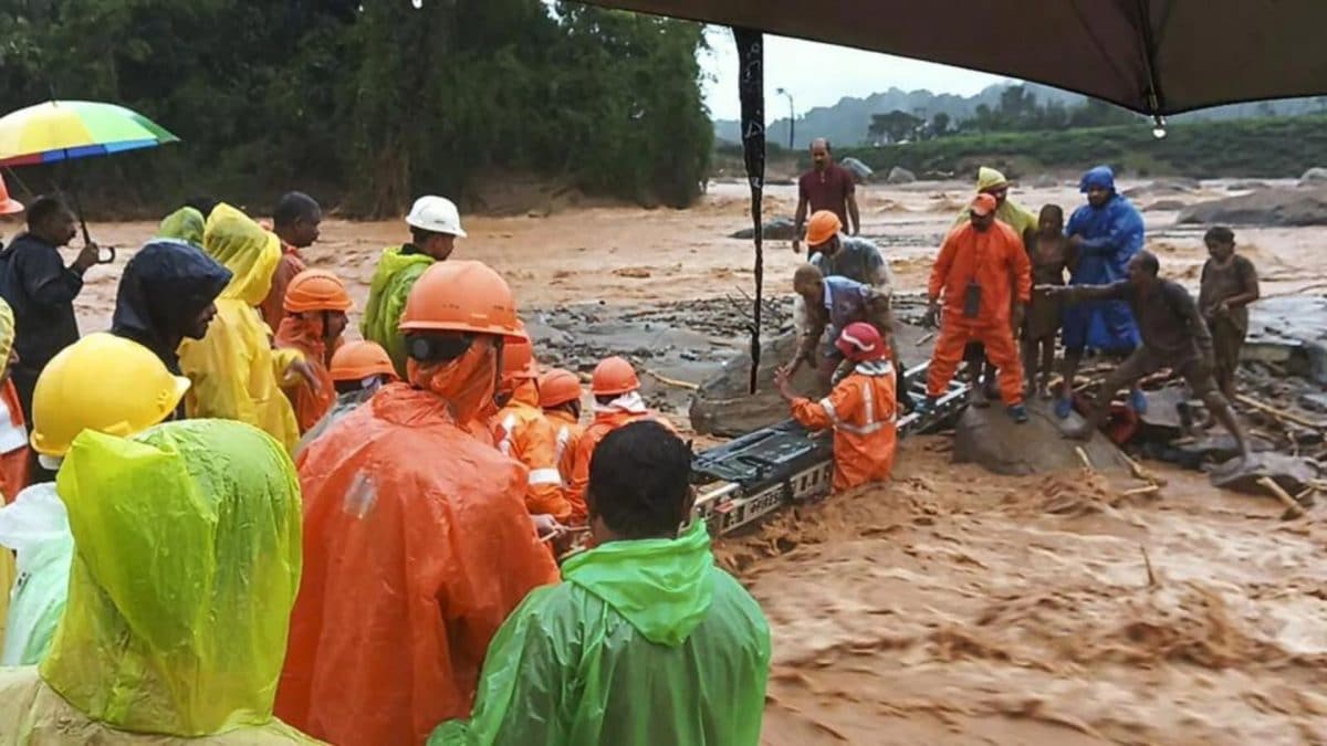 'Avoid unnecessary travel to Wayanad': Kerala CM as Rahul, Priyanka plan visit after landslides kill 116 – Firstpost