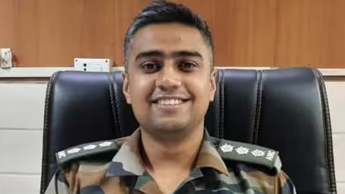 Captain Anshuman Singh served in the Indian Army's 26 Punjab Regiment. The medical officer rescued several of his brothers-in-arms during a fire in Siachen. He died while trying to retrieve life-saving medicine. Moneycontrol Captain Anshuman Singh served in the Indian Army's 26 Punjab Regiment. The medical officer rescued several of his brothers-in-arms during a fire in Siachen. He died while trying to retrieve life-saving medicine. Moneycontrol