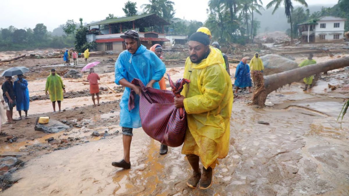 Rescuers carry the body of a victim at the landslide site after multiple landslides in the hills, in Kerala's Wayanad district on July 30, 2024. Source: REUTERS. Rescuers carry the body of a victim at the landslide site after multiple landslides in the hills, in Kerala's Wayanad district on July 30, 2024. Source: REUTERS.