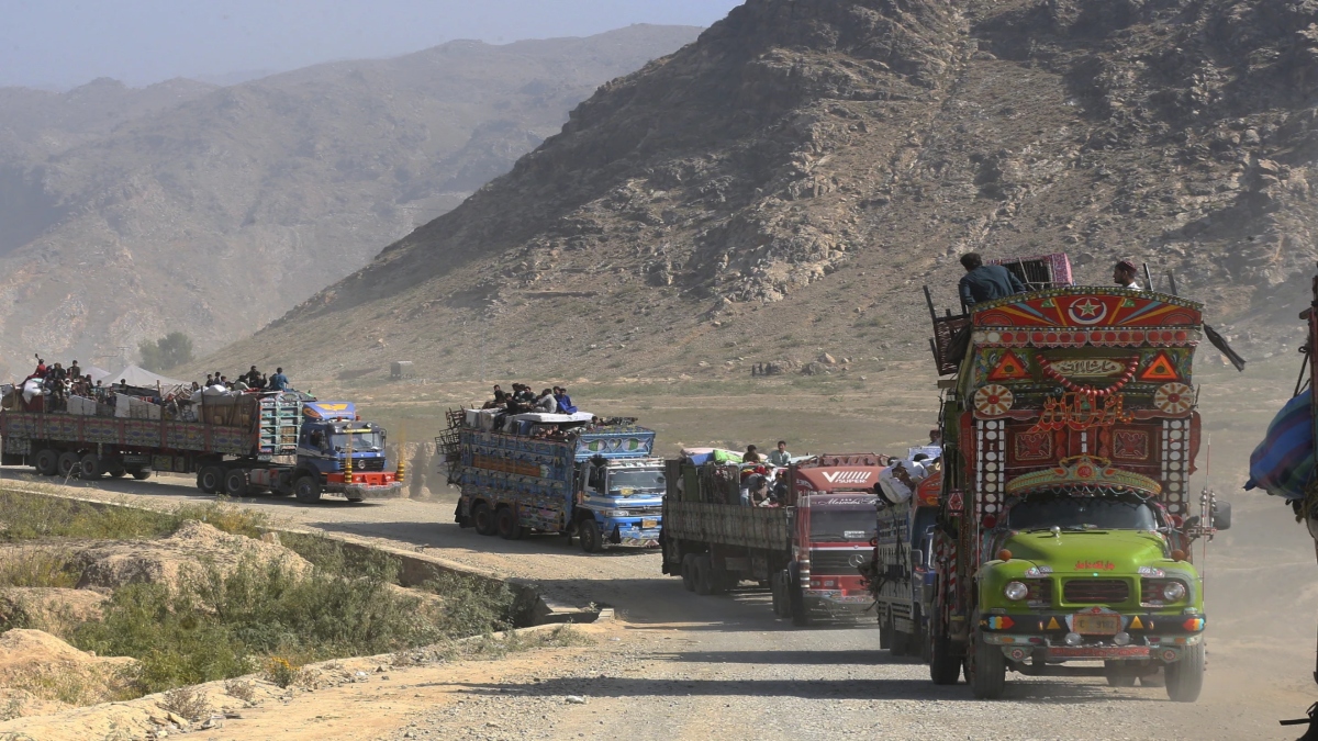 Pakistan commences second phase of Afghan repatriation, sets target of pushing out 800,000 refugees Pakistan commences second phase of Afghan repatriation, sets target of pushing out 800,000 refugees