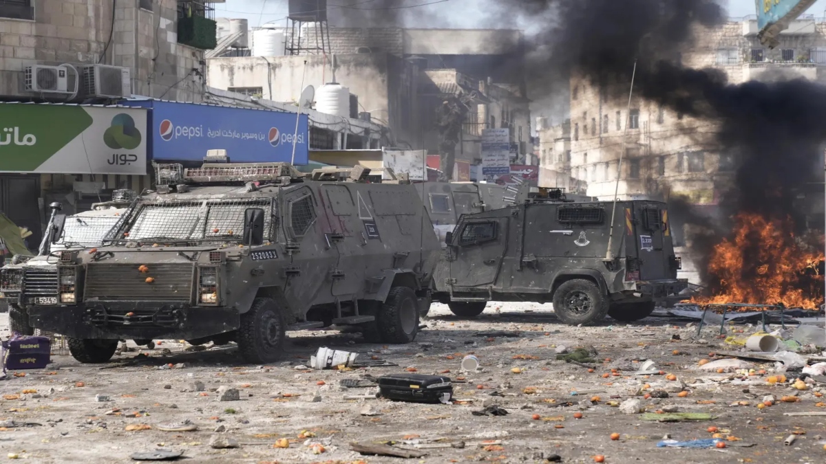 WATCH: 50 masked Israeli settlers torch homes, cars in Palestinian ...